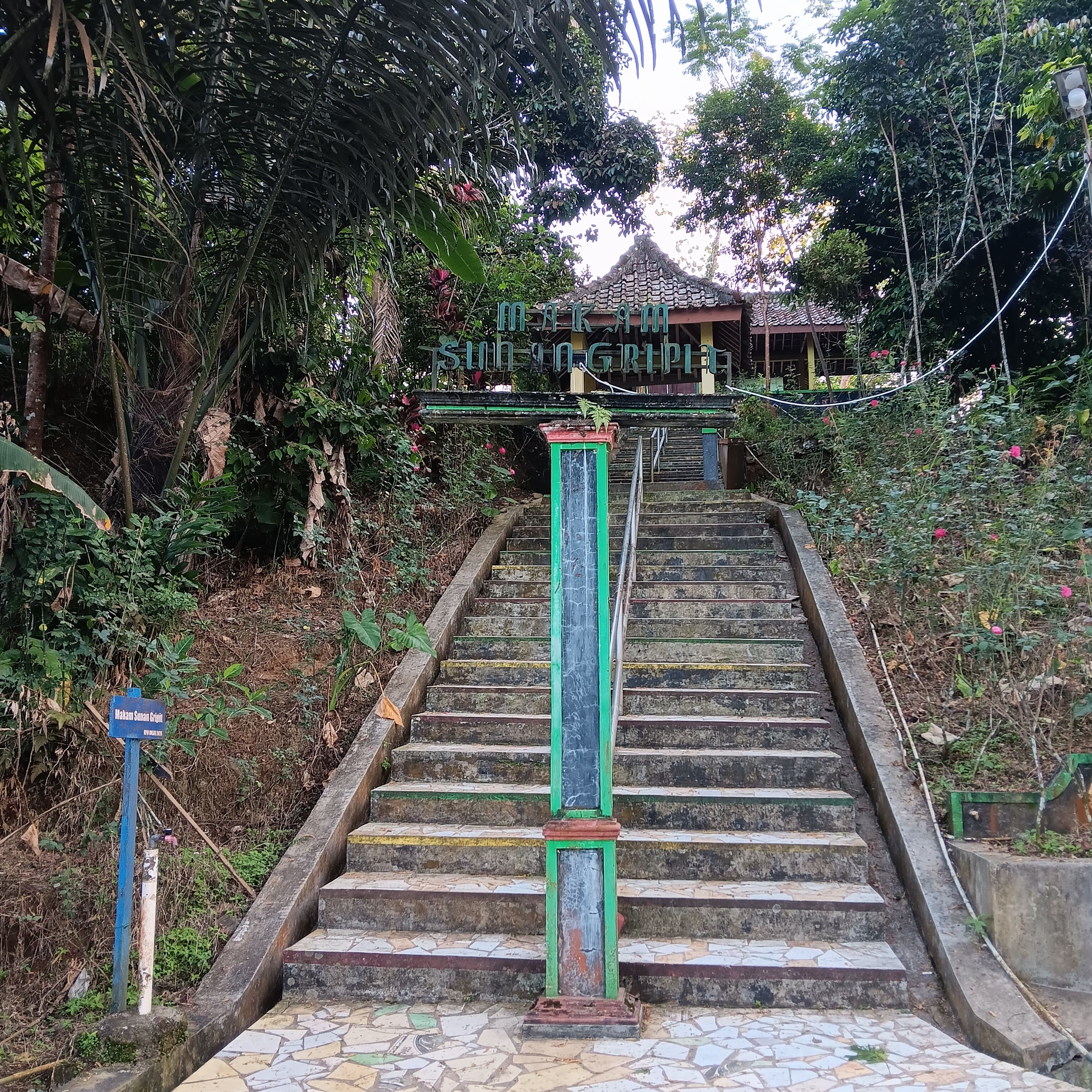 Wisata Religi Makam Sunan Gripit